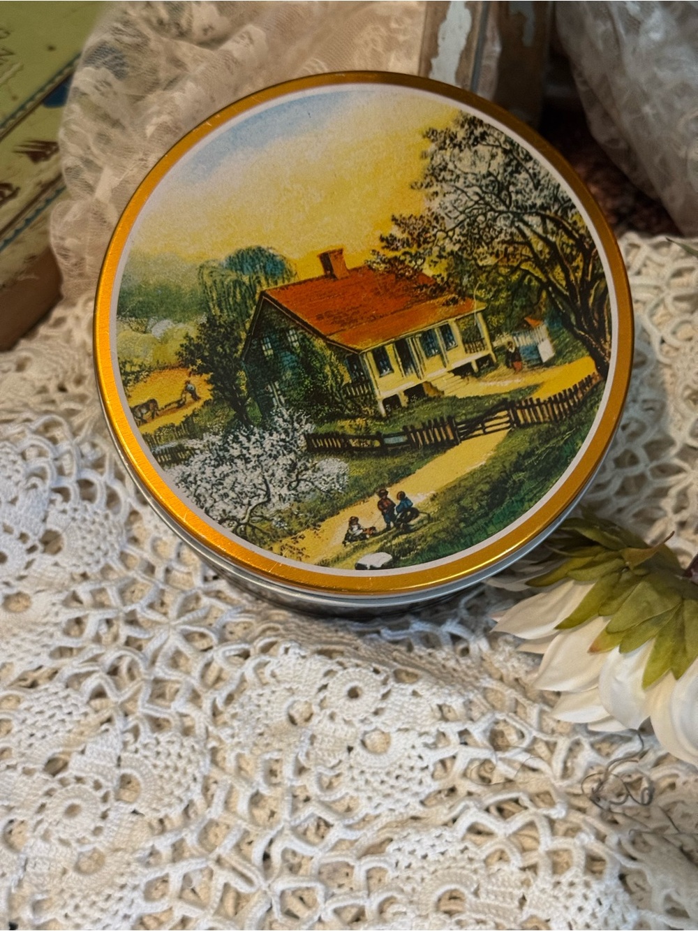Vintage Round Farmhouse Scene Metal Tin – Country Cottage Decor